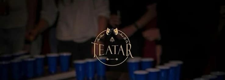 Beer pong stol s plavim čašama u Teatar Baru