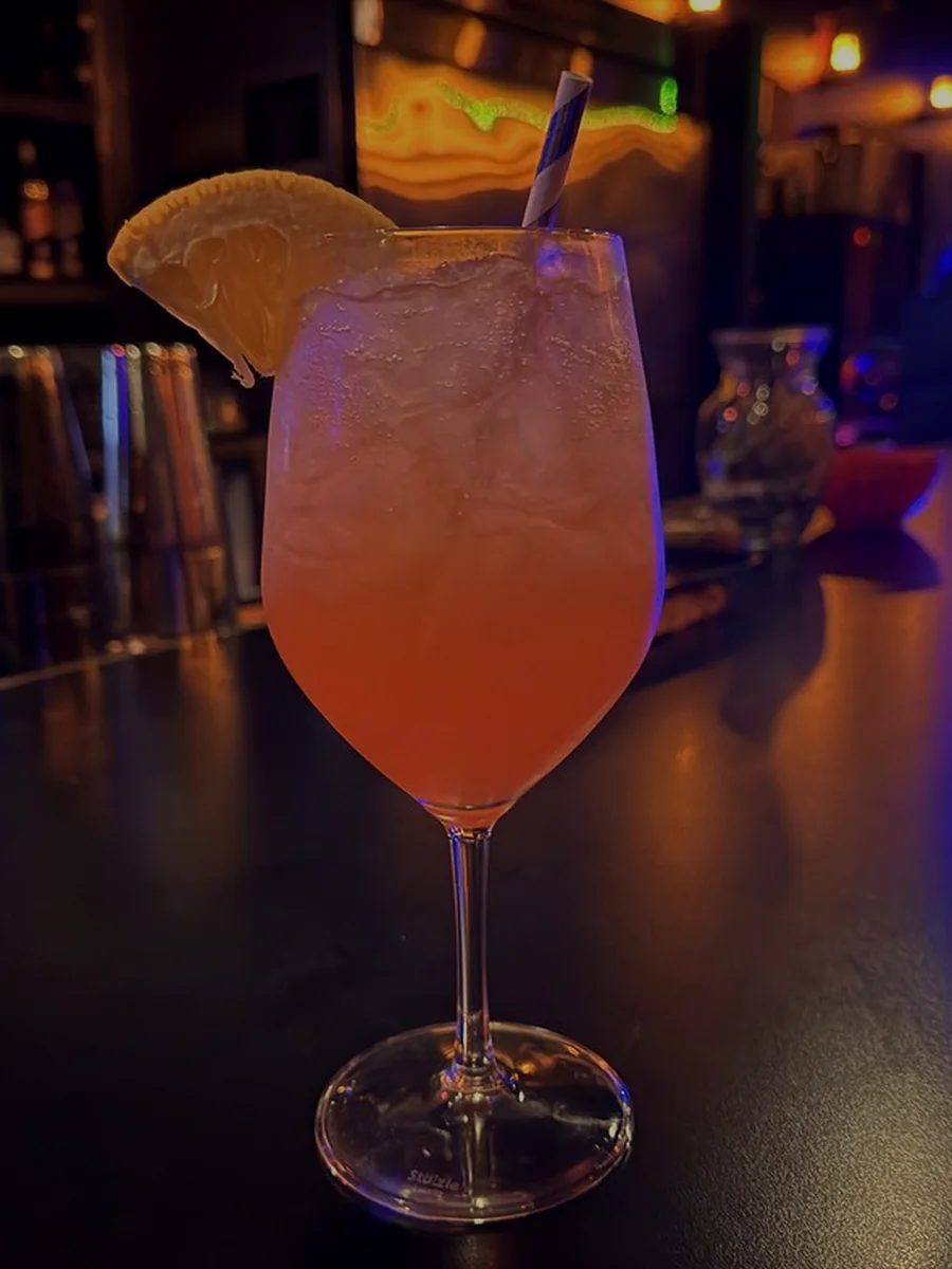 Spritz u čaši na šanku