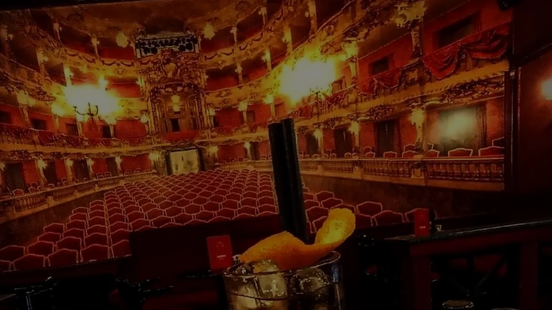 Operna dvorana naslikana na zidu Teatar Bara, u toplom svjetlu
